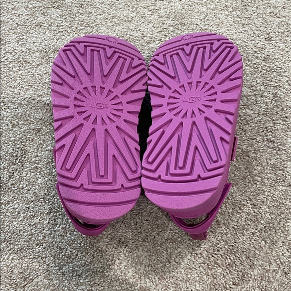 Ugg - Picture 5 of 6